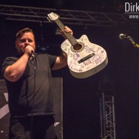 Für eine Versteigerung haben alle Bands auf dem Olgas Rock 2015 eine Gitarre signiert